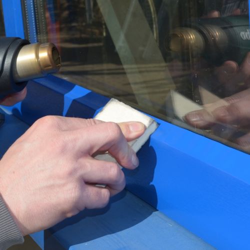 Klebefolie wird am Fensterrahmen befestigt
