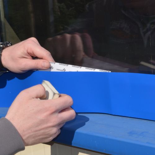 Fensterfolie wird angeklebt