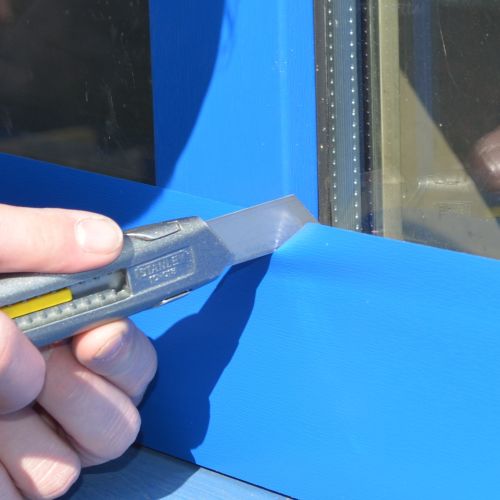 Kuttermesser am Fensterrahmen