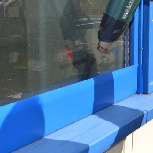 Maschine am Fensterrahmen