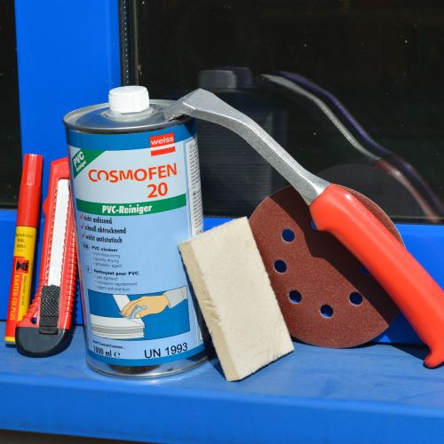 Werkzeuge und ähnliches auf einem Fensterrahmen