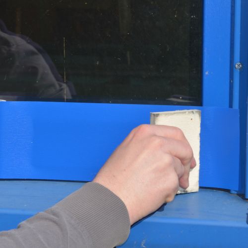 Arbeit am Fensterrahmen verrichtet