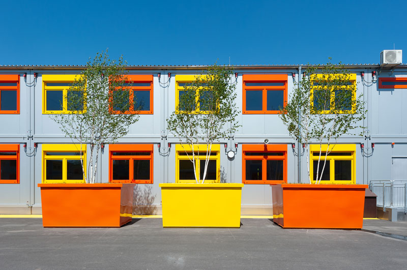 Frontansicht von gelben und orangenen Fensterrahmen