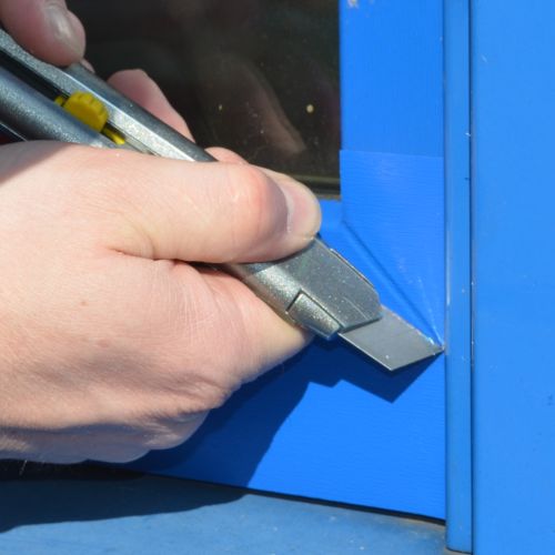 Selbstklebende Folie am Fensterrand anbringen