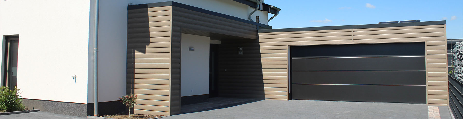 Seiteneingang mit Garagentor