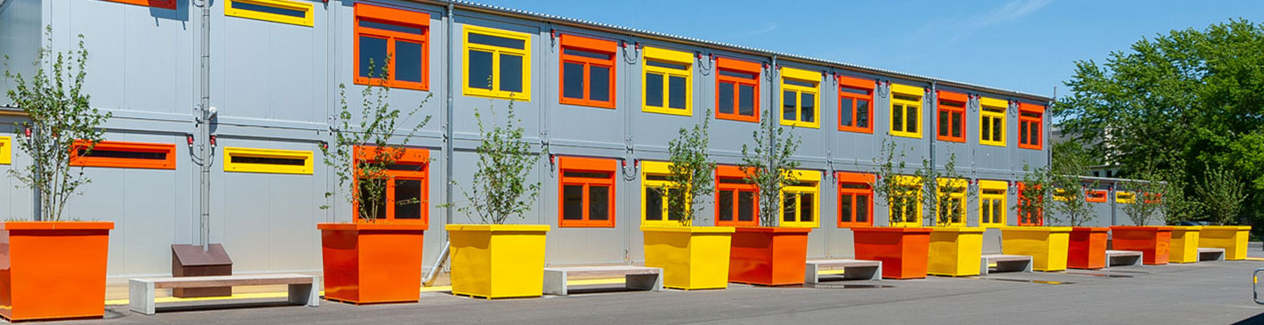 Fensterrahmen in Gelb und Orange seitlich